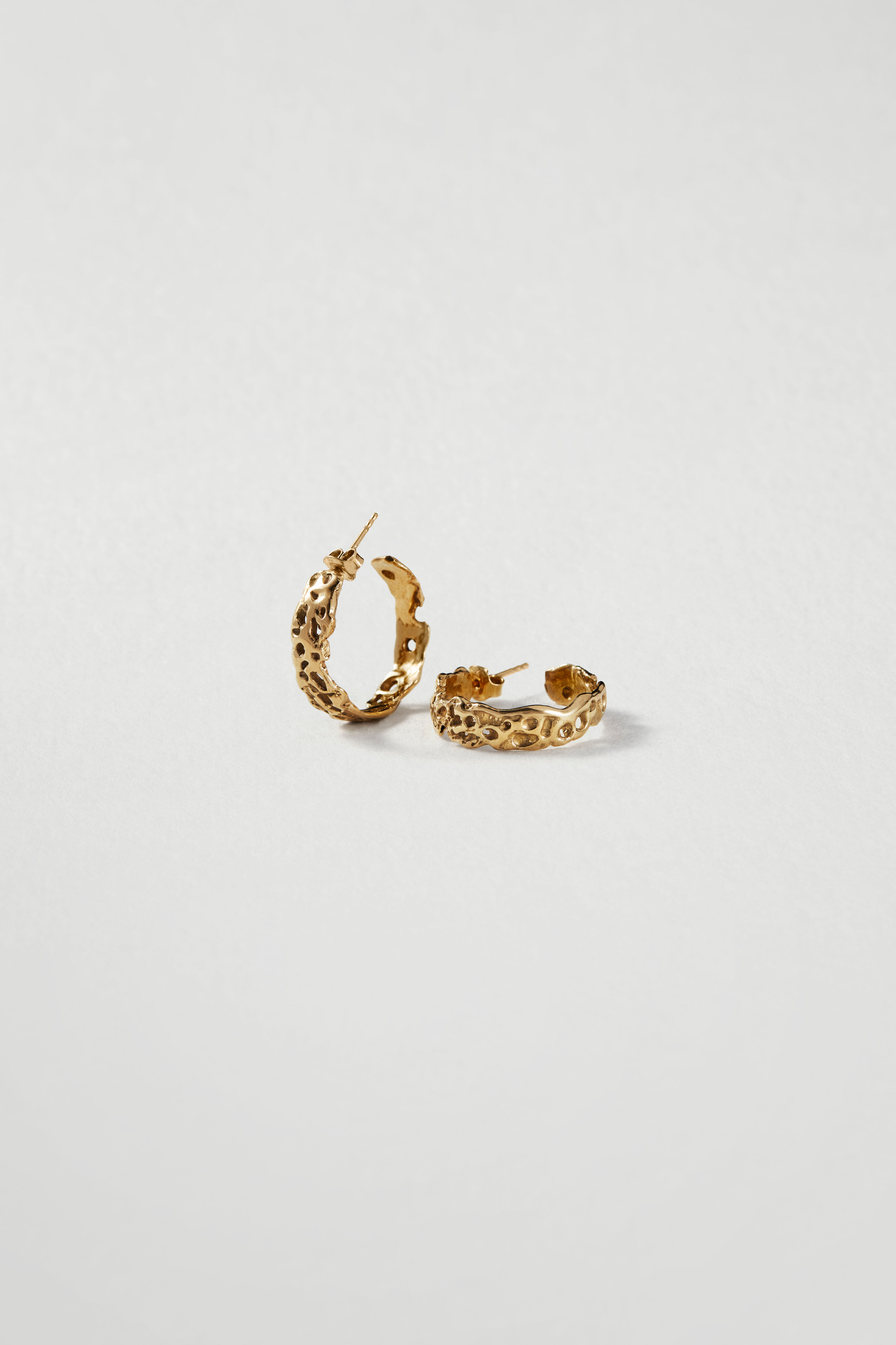 Fumme-kolczyki-erosion-srebro-zlocone-packshot Kolczyki Erosion srebro złocone